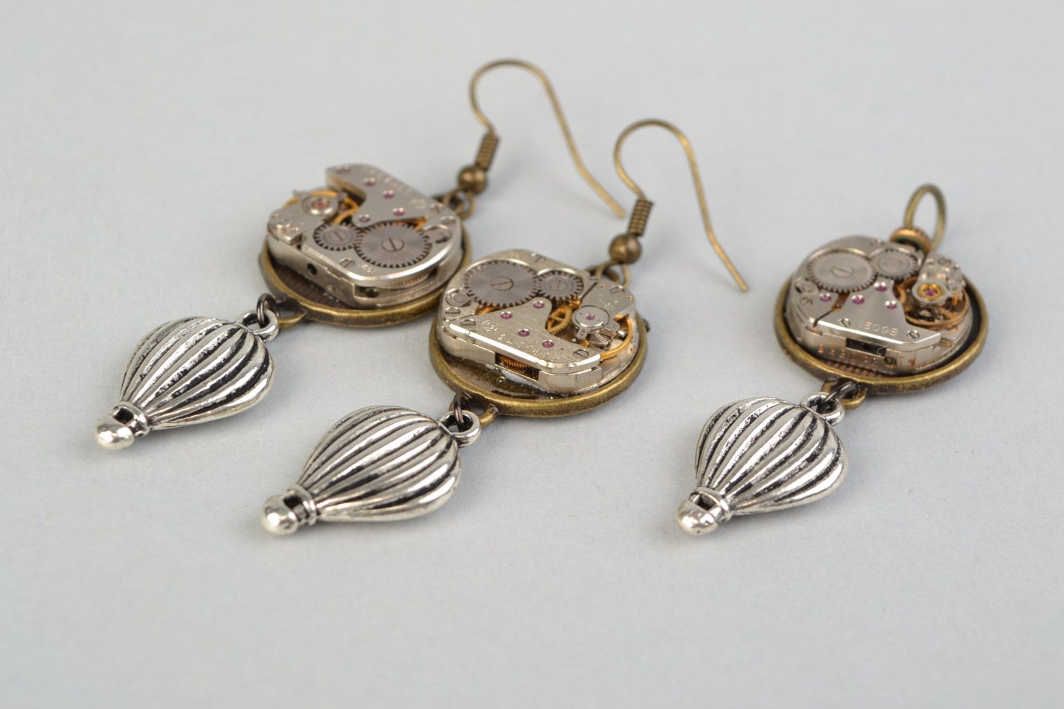 Ciondolo e orecchini in metallo fatti a mano accessori originali da donna
 foto 4