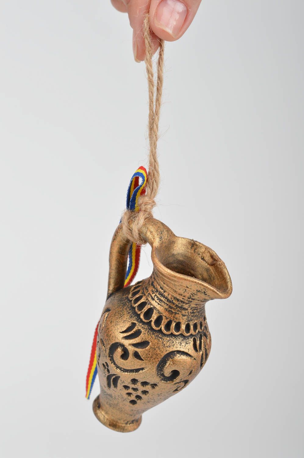 Декоративный глиняный кувшин маленький подвеска с петелькой ручной работы  фото 3