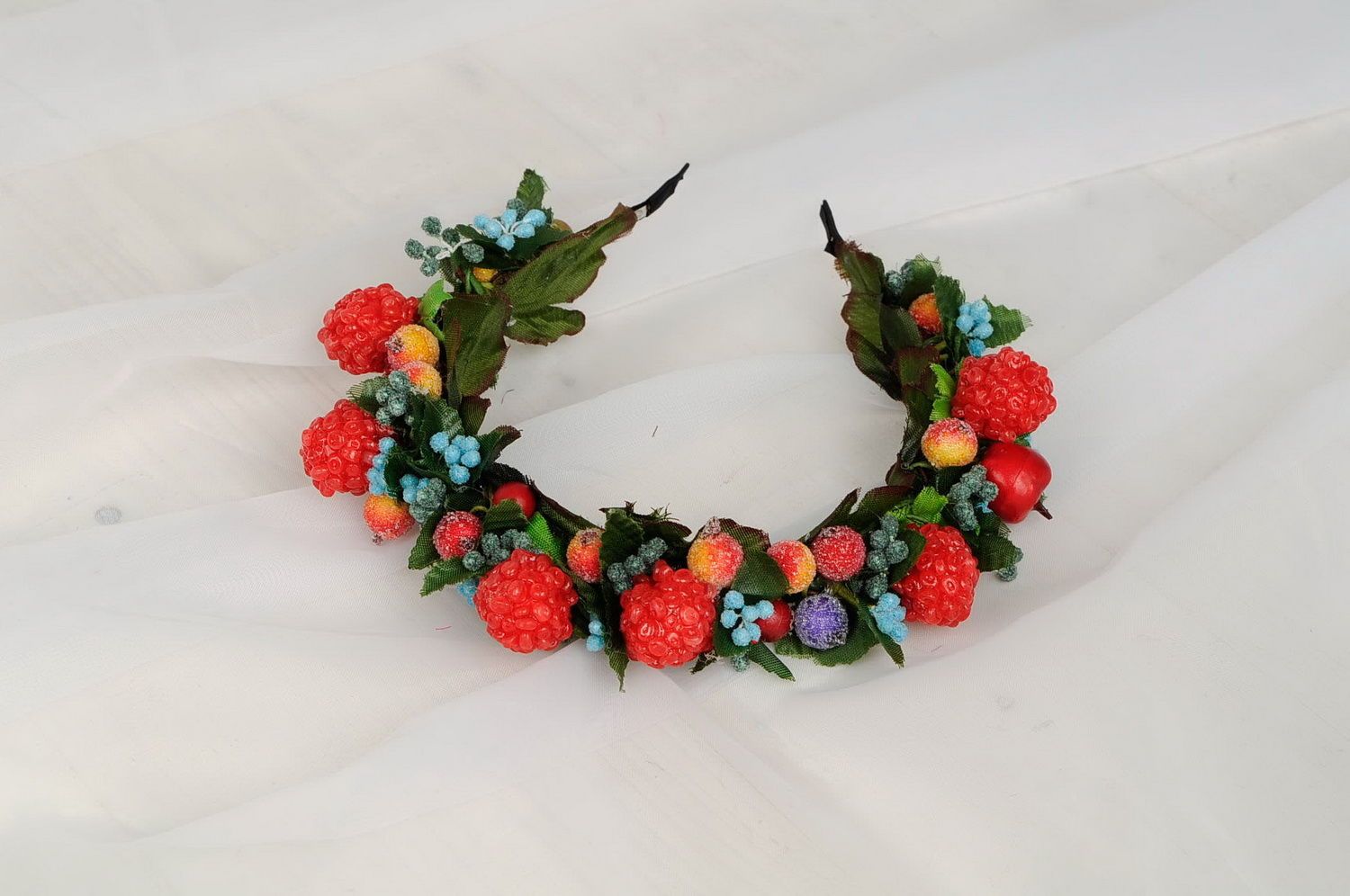 Ободок для волос с искусственными цветами и ягодами фото 2