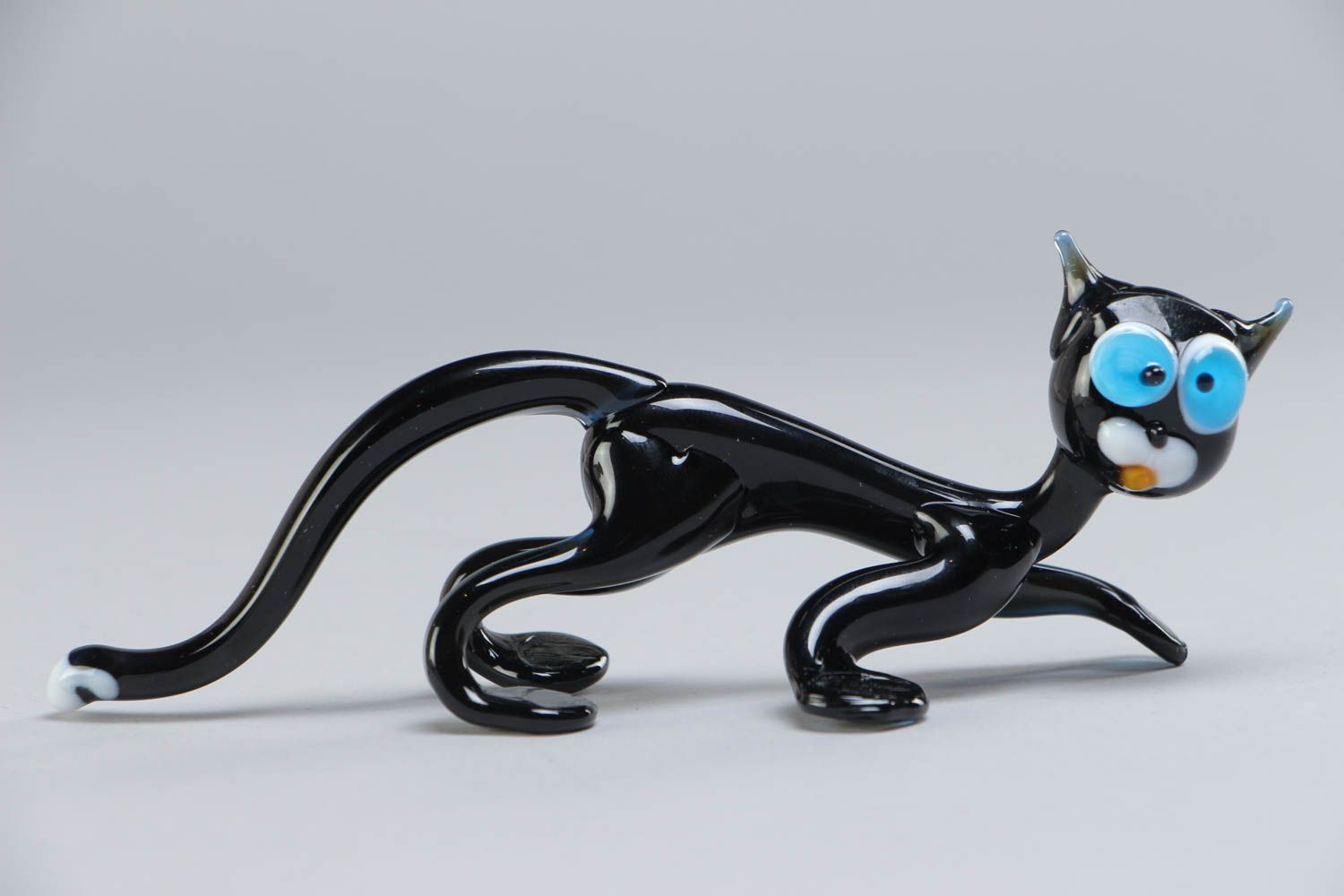 Фигурка черной кошки из стекла в технике лэмпворк ручной работы небольшая  фото 2