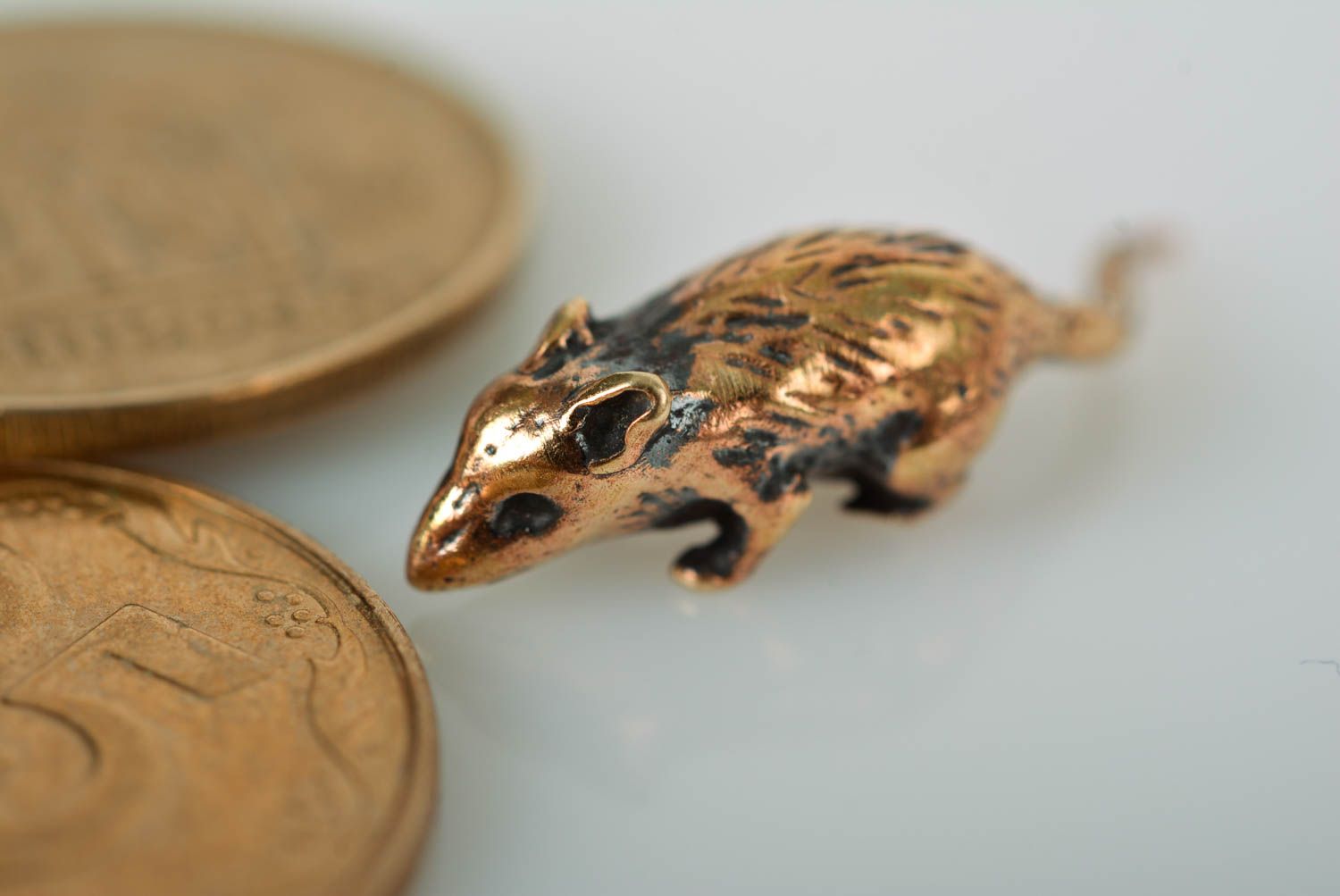 Кошелечная мышь ручной работы статуэтка из бронзы талисман на богатство фото 2