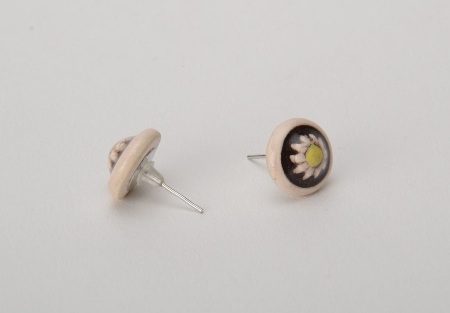 Beautiful women's round stud earrings with flowers hand made of white clay and painted with enamel photo 3