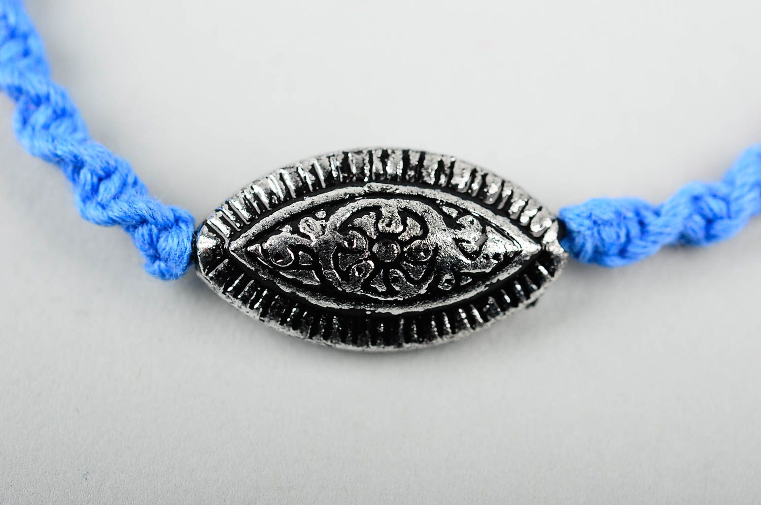 Браслет из ниток украшение ручной работы модная бижутерия браслет голубой фото 4