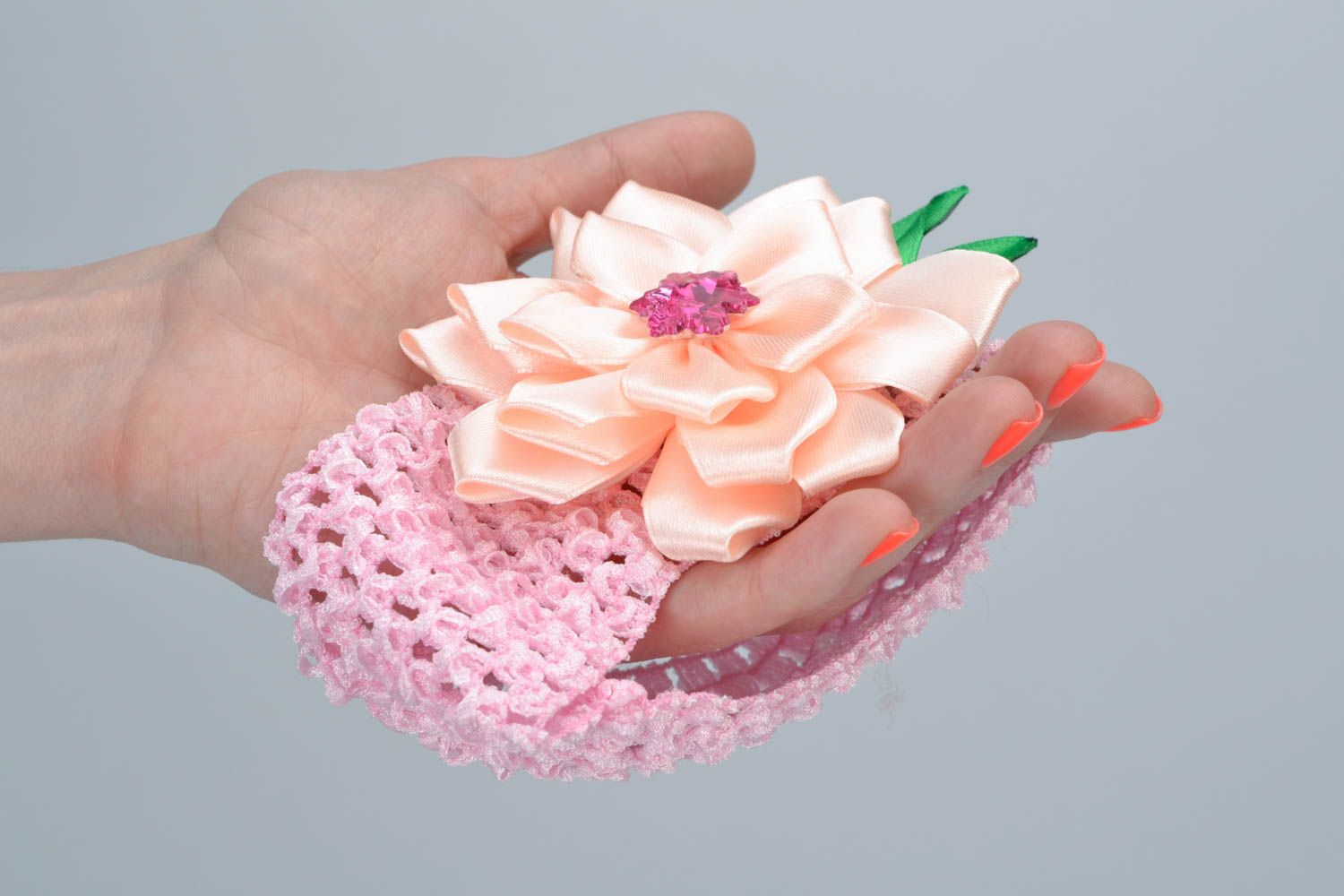 Повязка на голову с цветком канзаши детская розовая красивая ручной работы фото 2