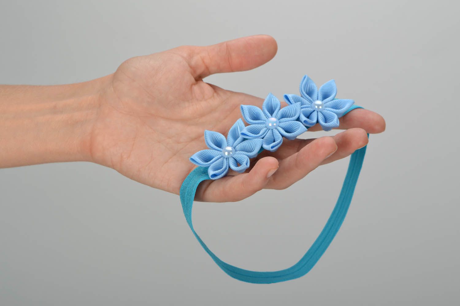 Bandeau pour cheveux avec fleurs bleu clair  photo 2