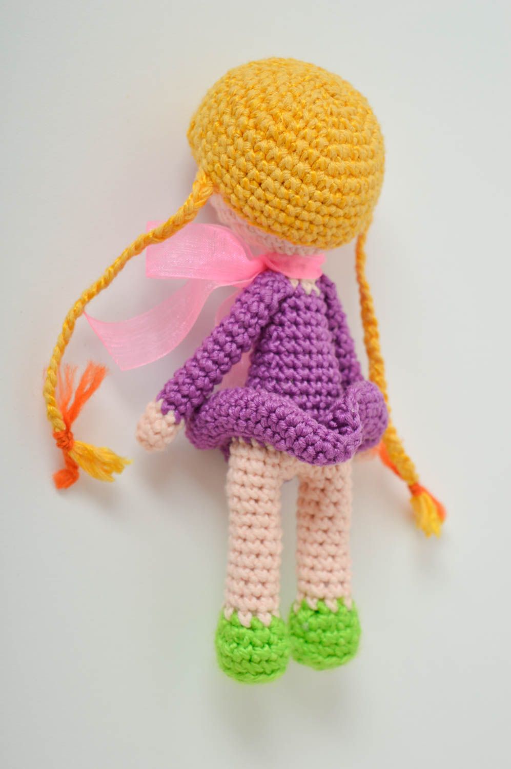 Мягкая игрушка кукла ручной работы блондиночка кукла крючком в лиловая платьем фото 4