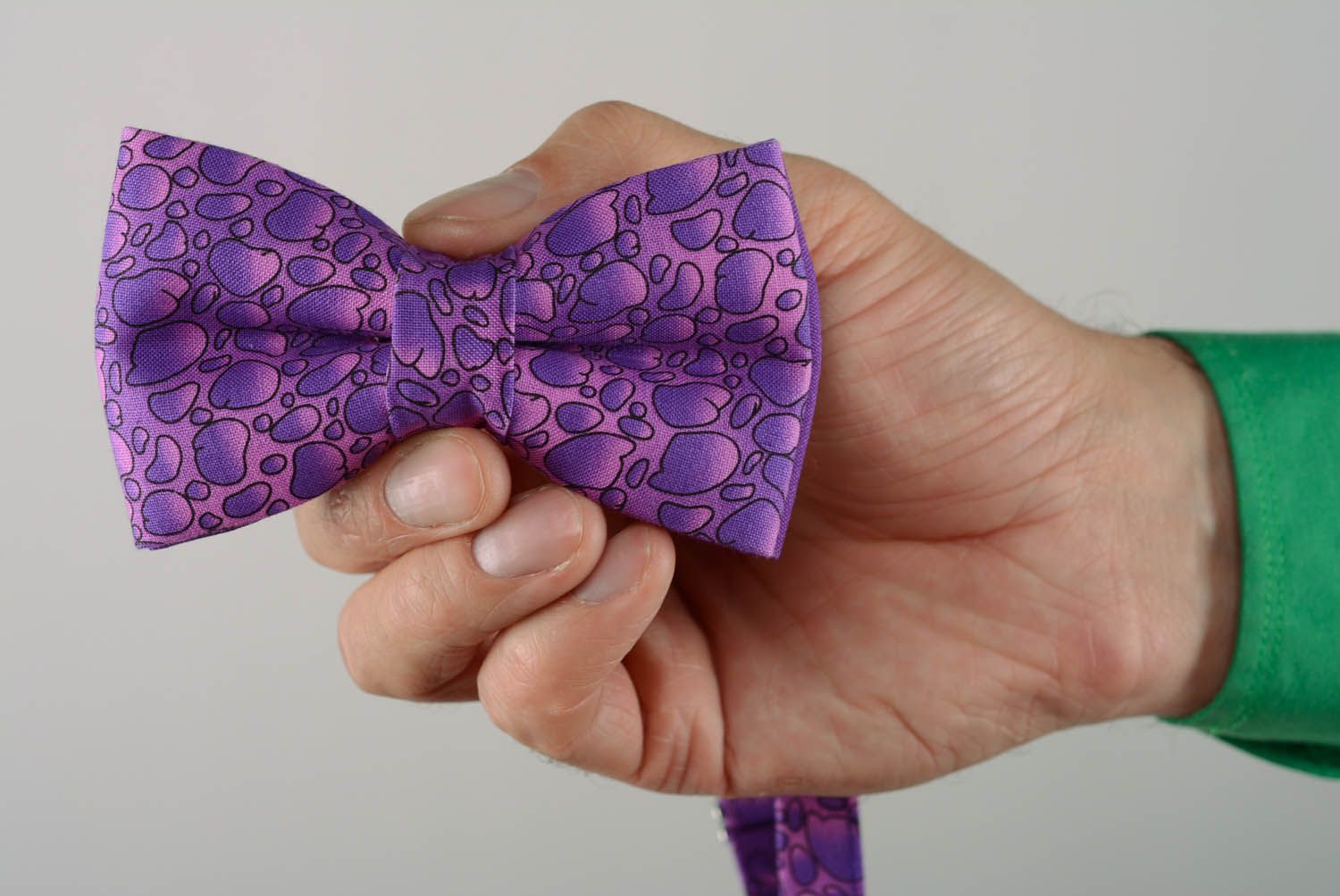 Gravata borboleta artesanal de têxtil Borbulhas roxas foto 5