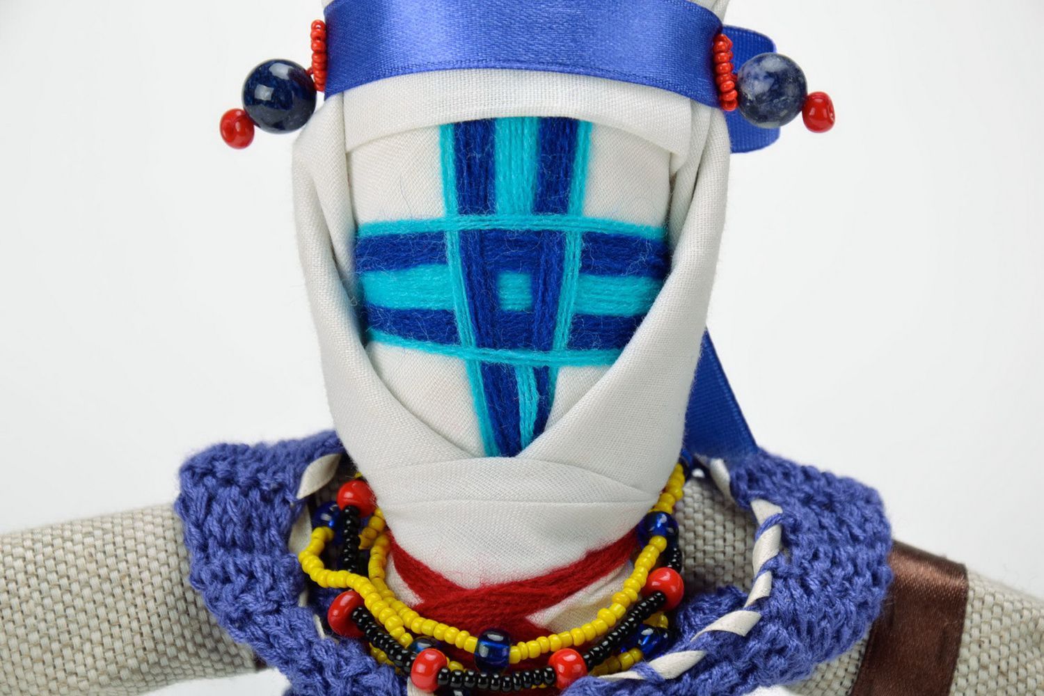 Ethnische Puppe aus Stoff in blauer Wyschywanka foto 3