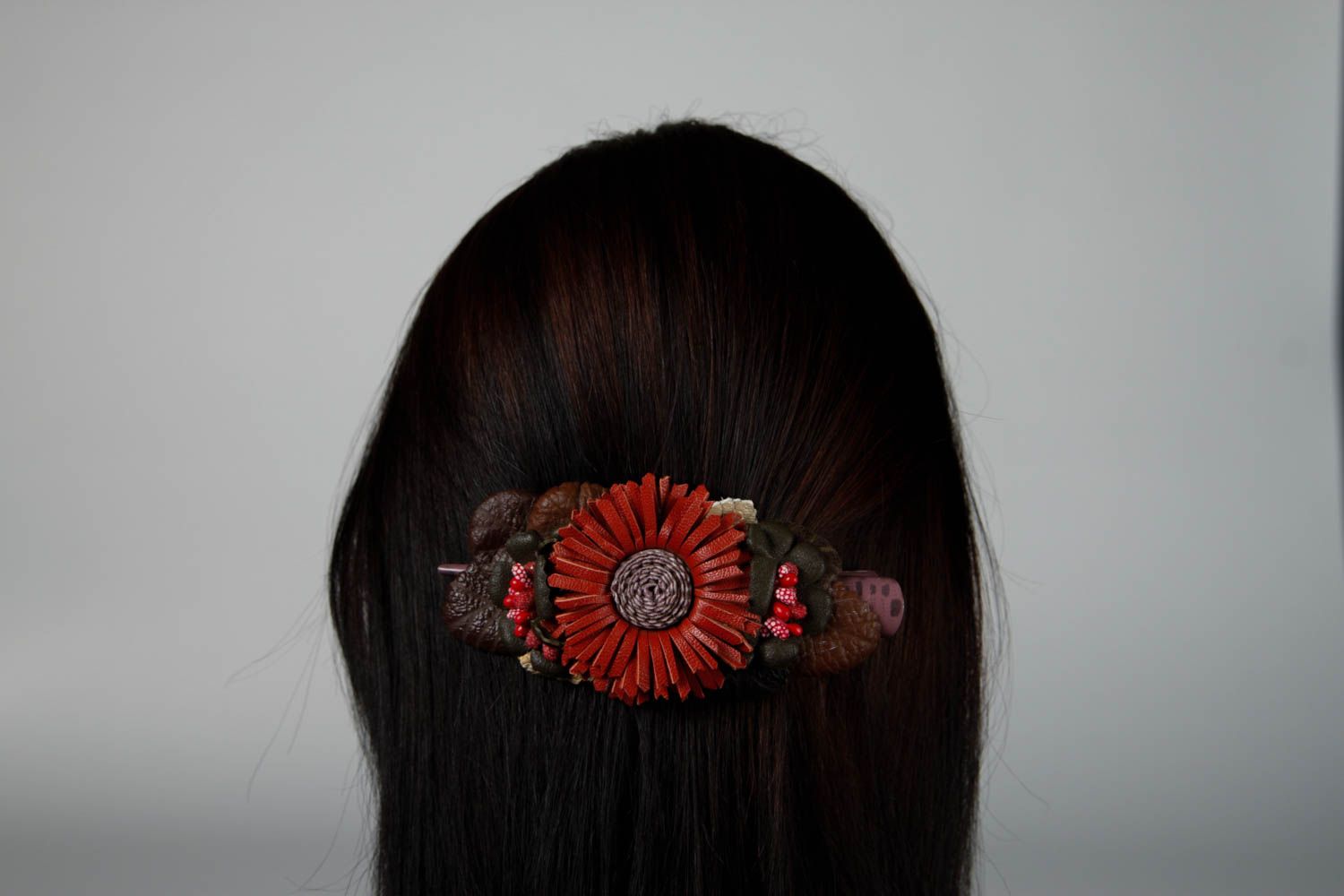 Fermaglio per capelli fatto a mano di cuoio accessori da donna d'autore
 foto 2