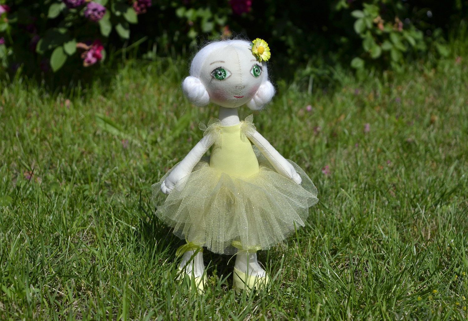 Puppe im gelben Kleid foto 5