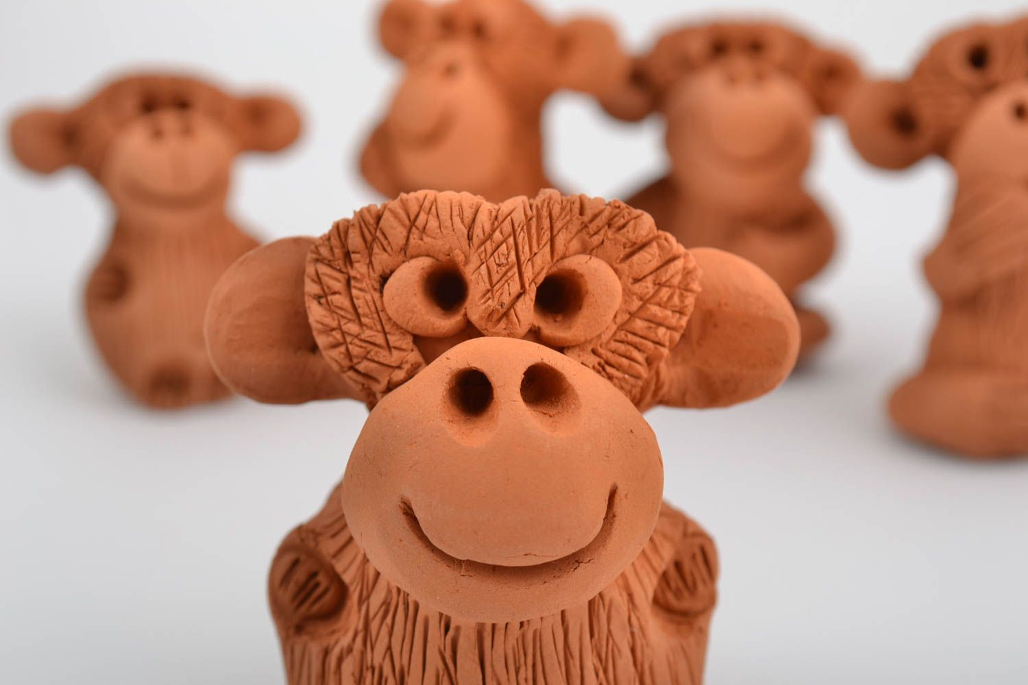 Conjunto de 5 figuras decorativas artesanales de arcilla con forma de monos foto 4