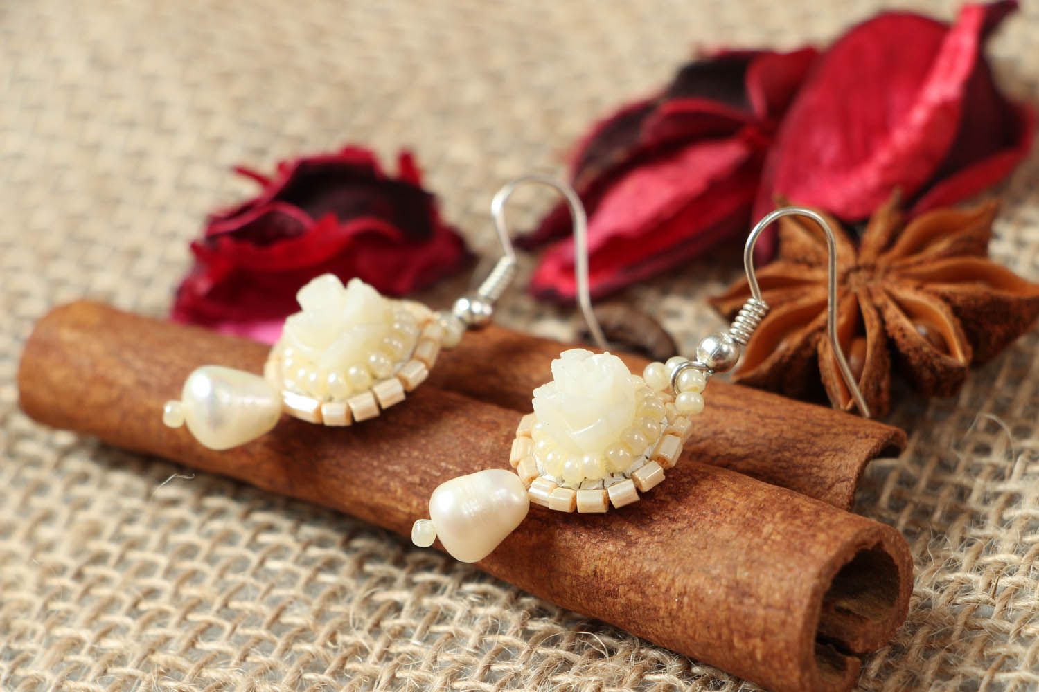 Orecchini con perla fatti a mano lunghi accessorio originale bello da donna foto 3