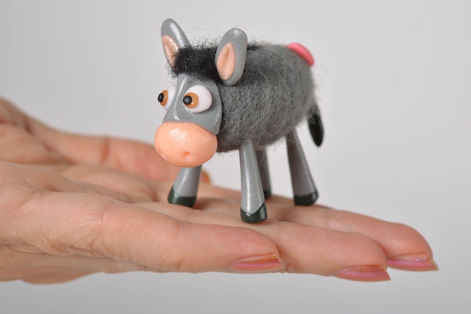 Игрушка из шерсти ручной работы валяная игрушка ослик фигурка из пластики серая фото 5