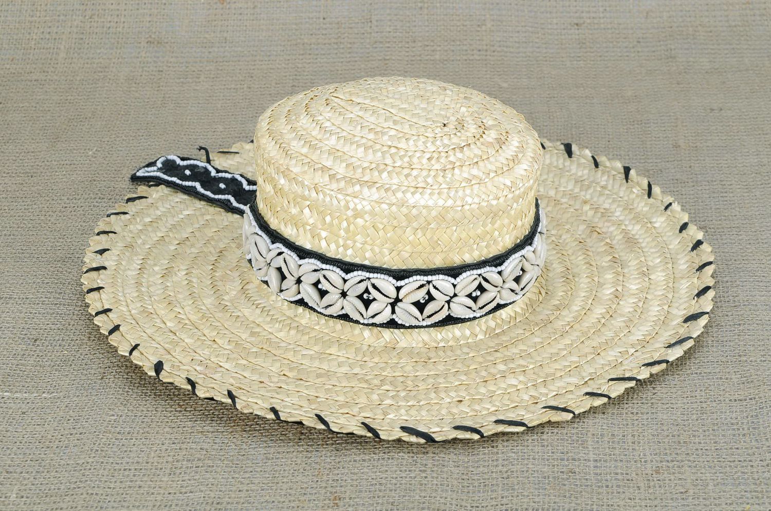 Chapéu de palha feminino com conchas  foto 1