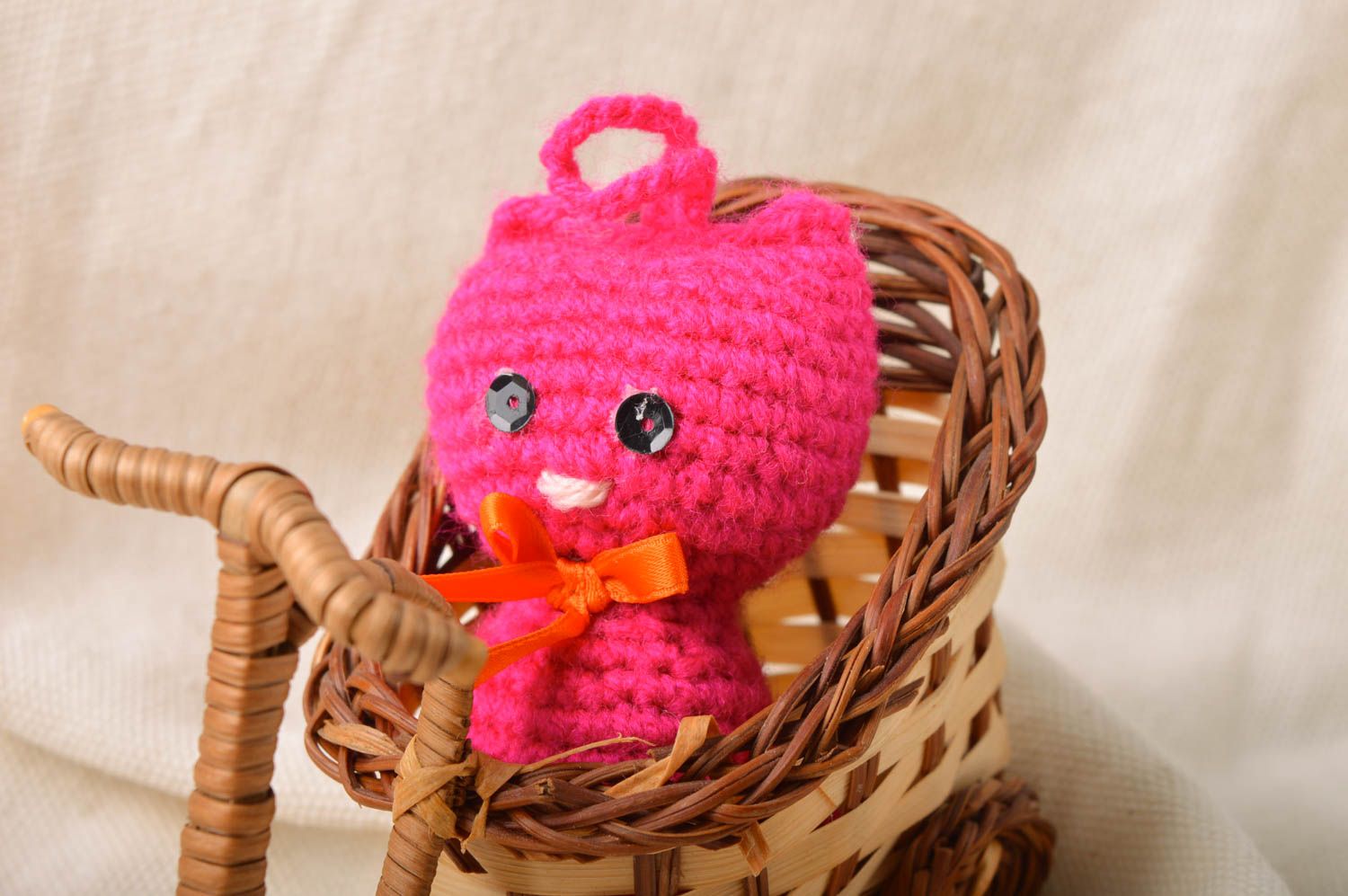 Peluche à suspendre chat tricotée au crochet rose faite main originale photo 1