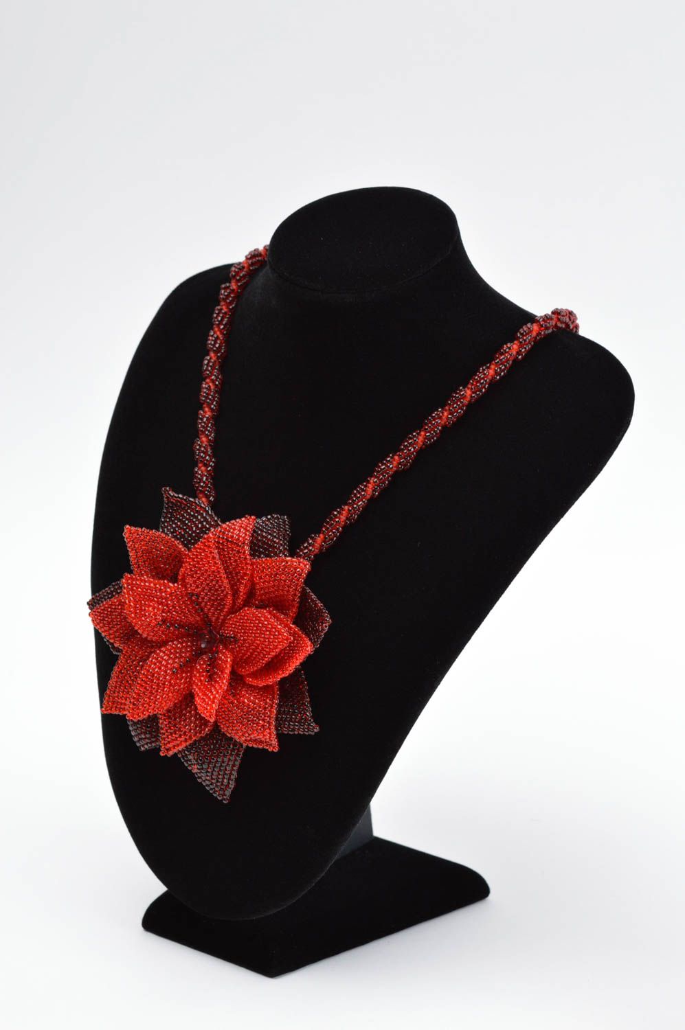 Collier avec fleur rouge Bijou fait main perles de rocaille Cadeau femme photo 1