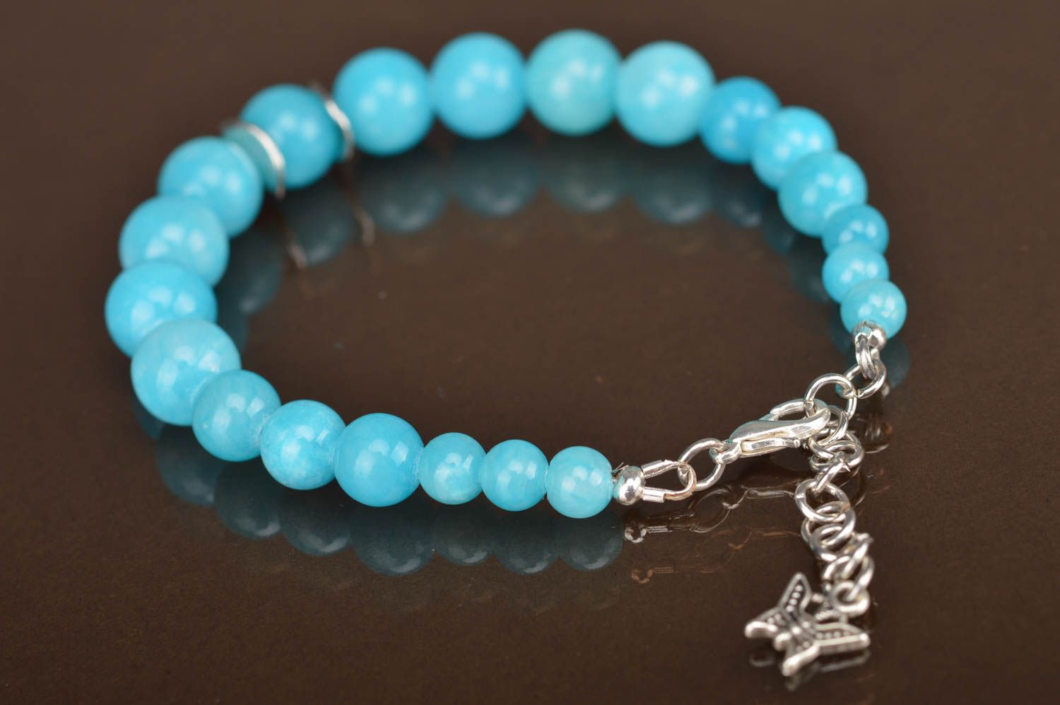 Bracelet en perles de fantaisie bleu fin fait main avec breloque papillon photo 5