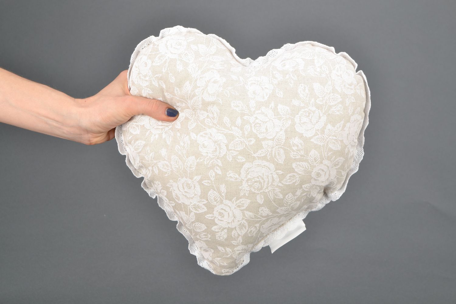 Интерьерная подушка в виде сердца из ткани и кружева Белая роза фото 2