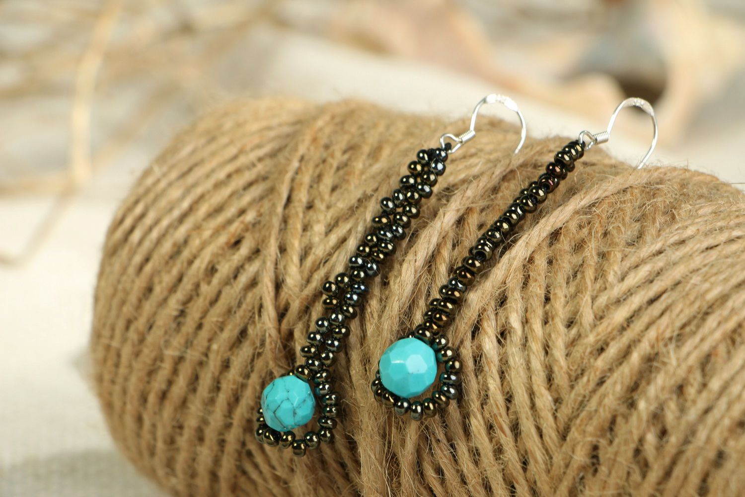 Boucles d'oreilles pendantes en perles et turquoise photo 2