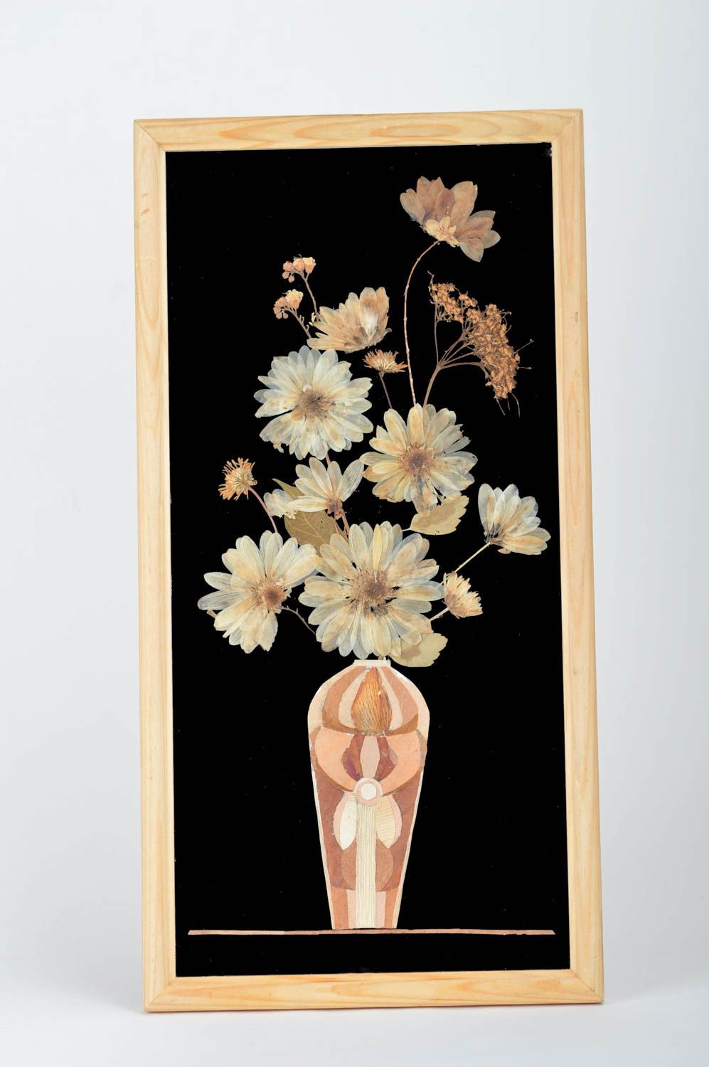 Handgemachtes Bild aus getrockneten Blumen Kamillen in Holzrahmen für Dekor foto 1