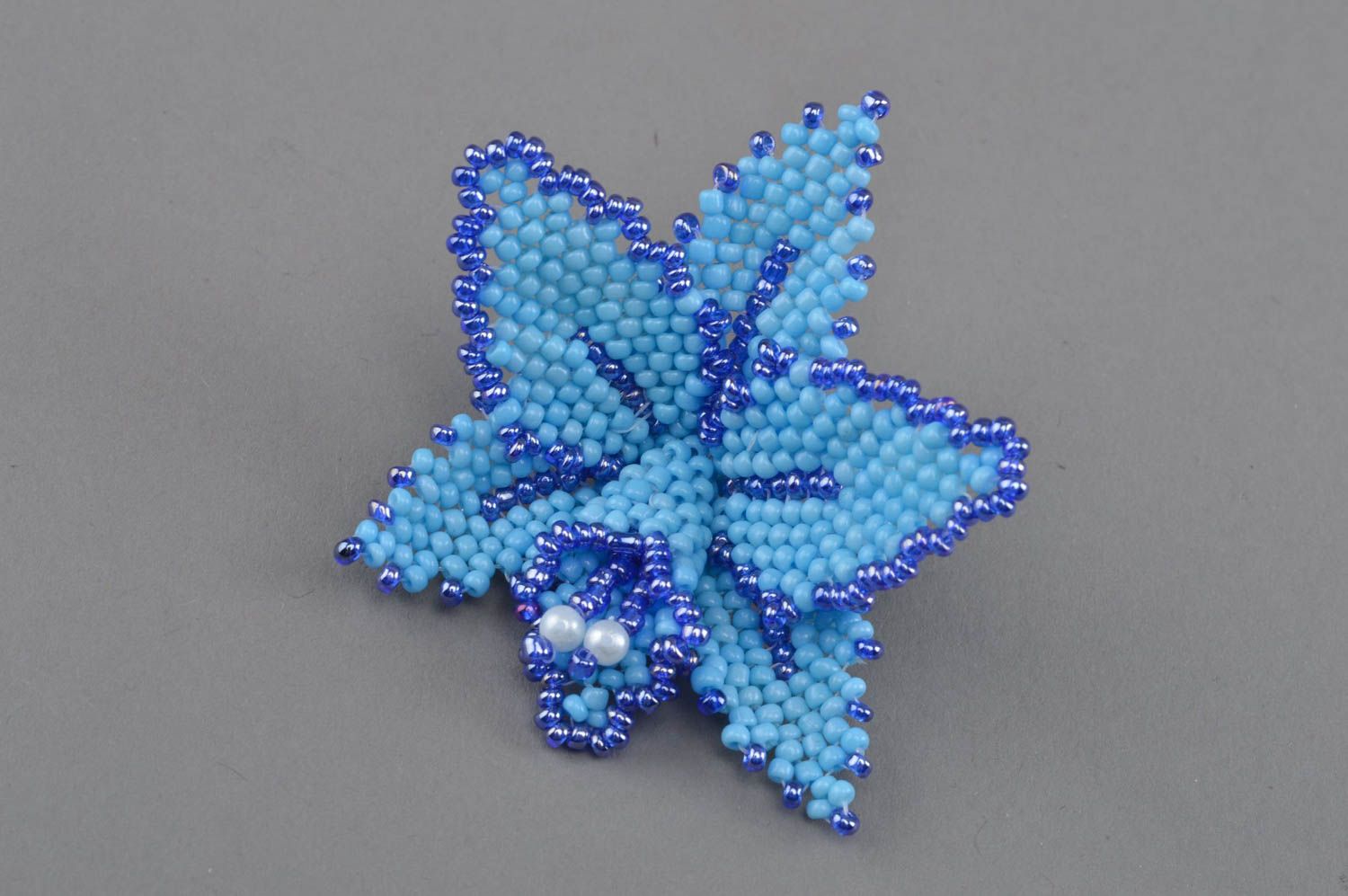 Голубая брошь из бисера в виде цветка ручной работы оригинальная красивая фото 2