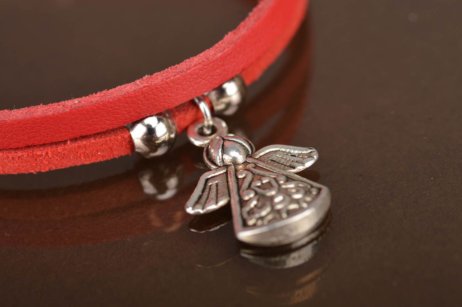 Bracelet en cuir rouge naturel fin fait main avec breloque ange en métal photo 3