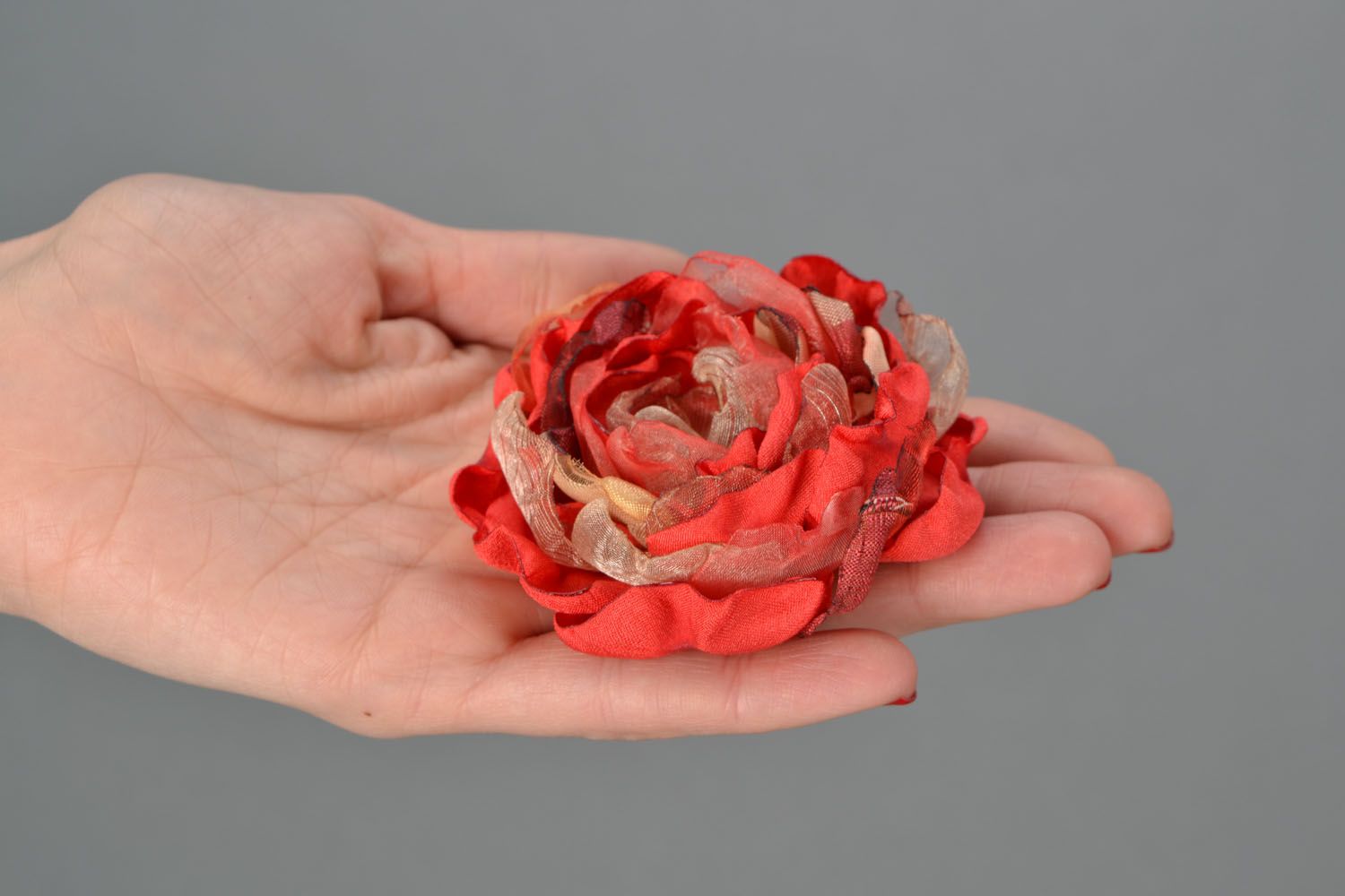 Красная брошь-заколка в виде цветка фото 2