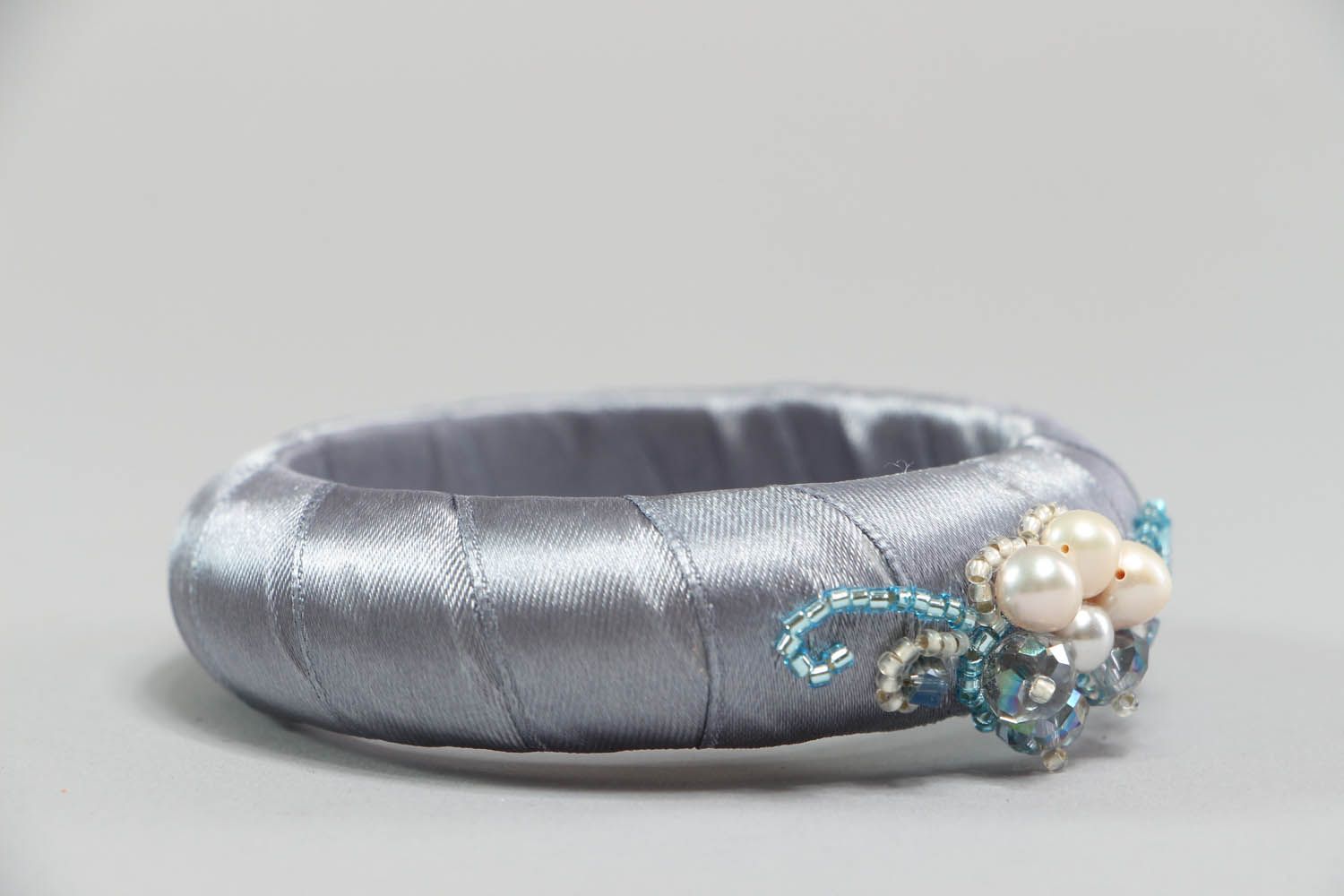Armband mit Perlen und Glasperlen foto 2