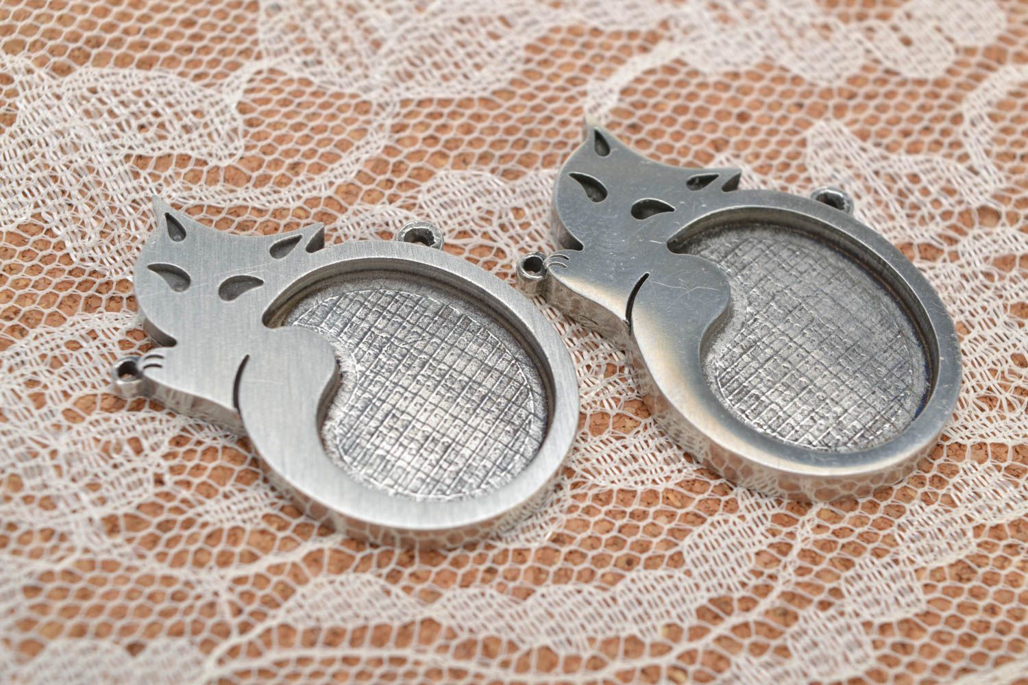 Deux fournitures métalliques pour pendentifs faites main en forme de chattes photo 1