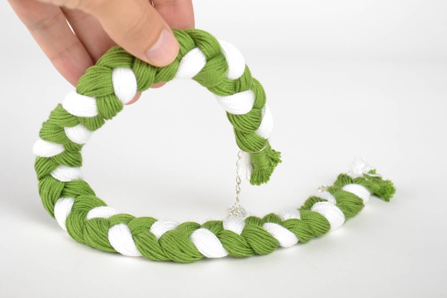 Колье коса ручной работы крупное колье украшение на шею зеленое с белым  фото 5
