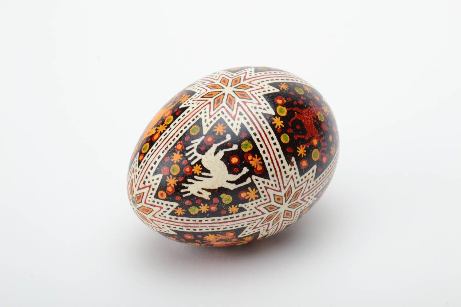 Huevo de Pascua de gallina pintado artesanal en la técnica de encerado festivo foto 2