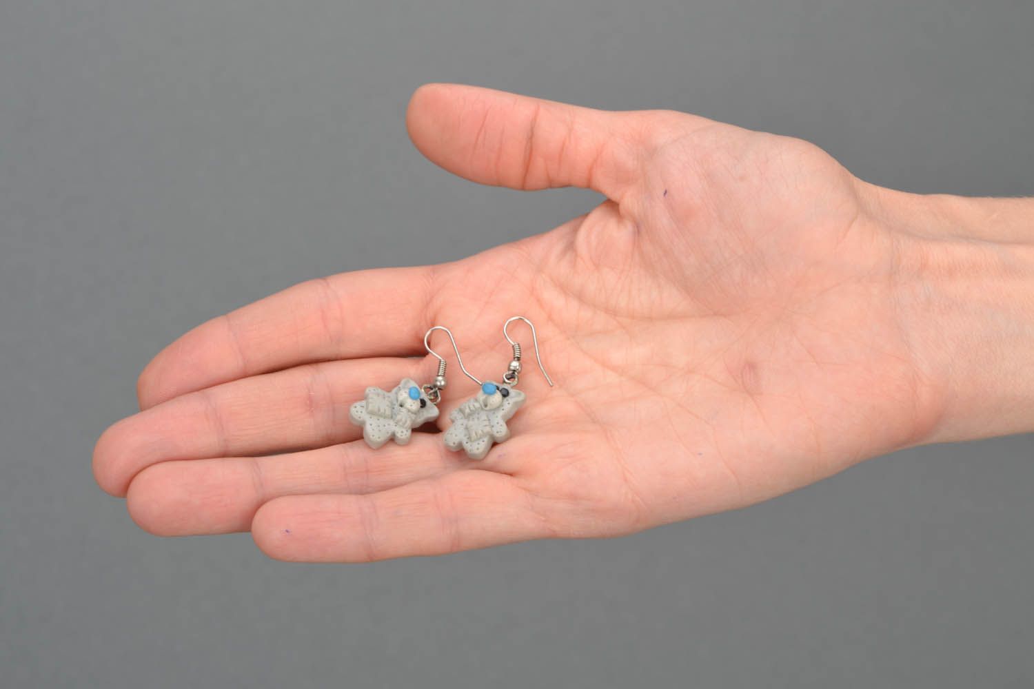 Boucles d'oreilles faites main d'argile polymère 'Oursons gris' photo 2