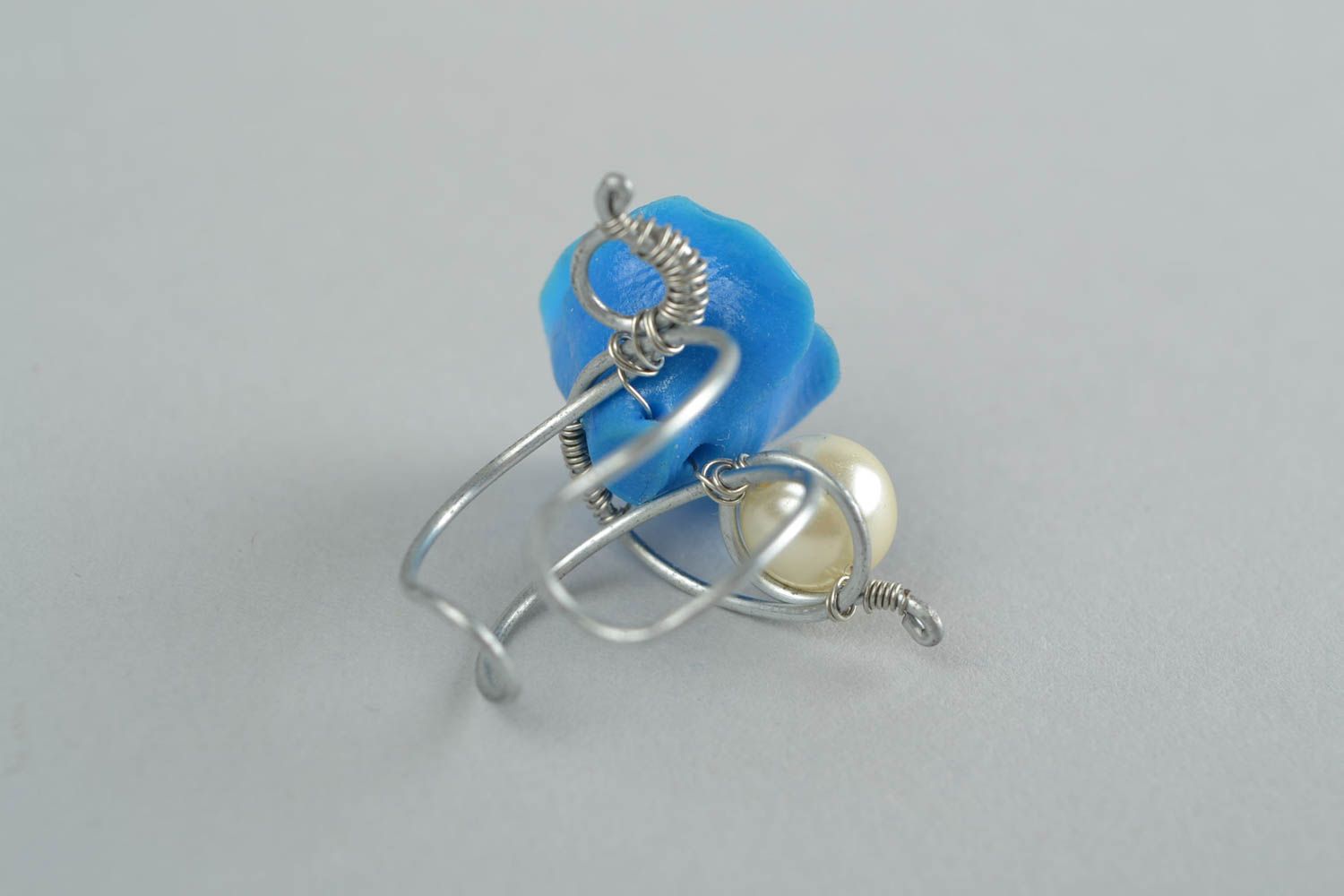 Синее кольцо из полимерной глины в технике wire wrap ручной работы с бусиной фото 5