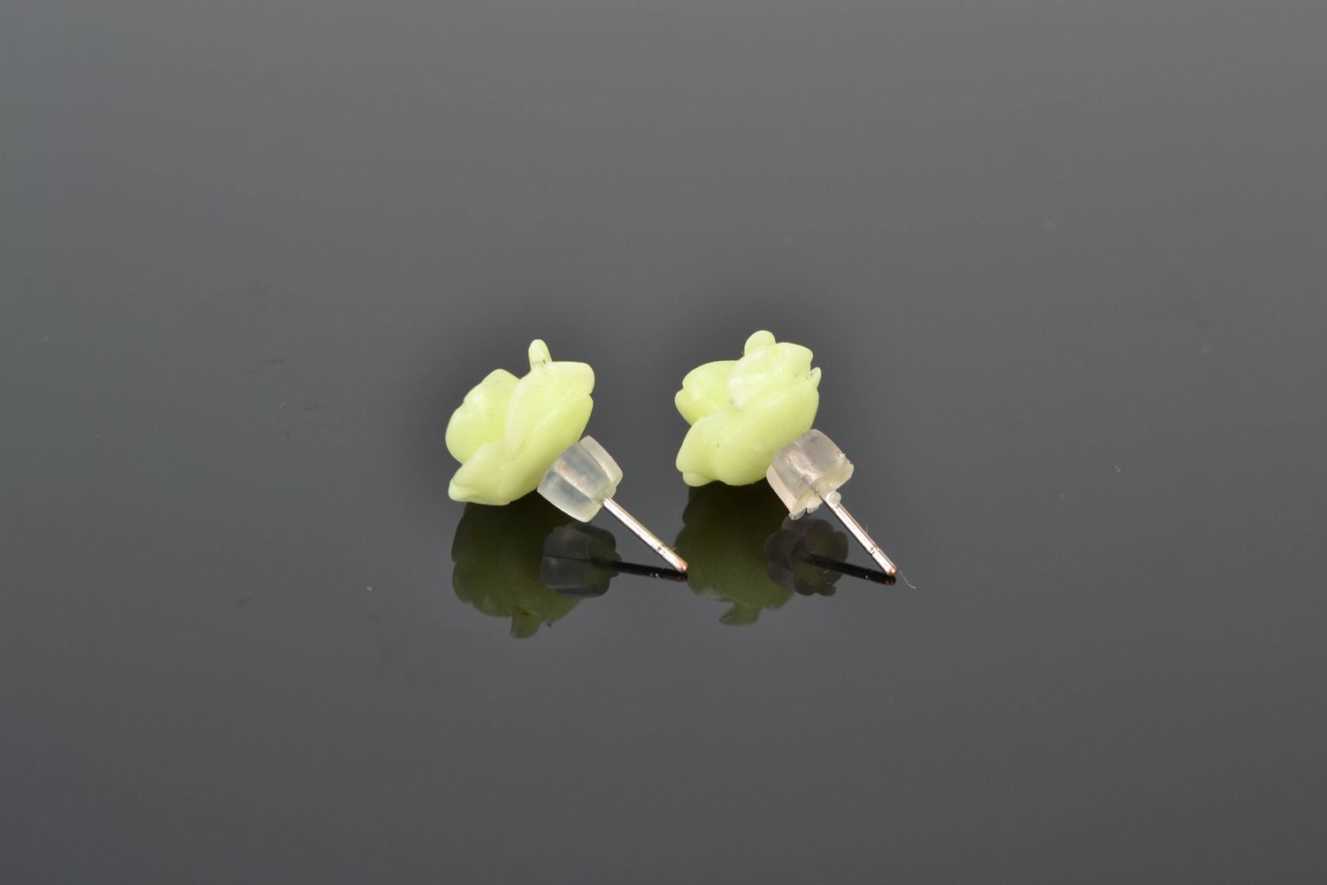 Серьги-гвоздики из полимерной глины в виде лимонных роз фото 4