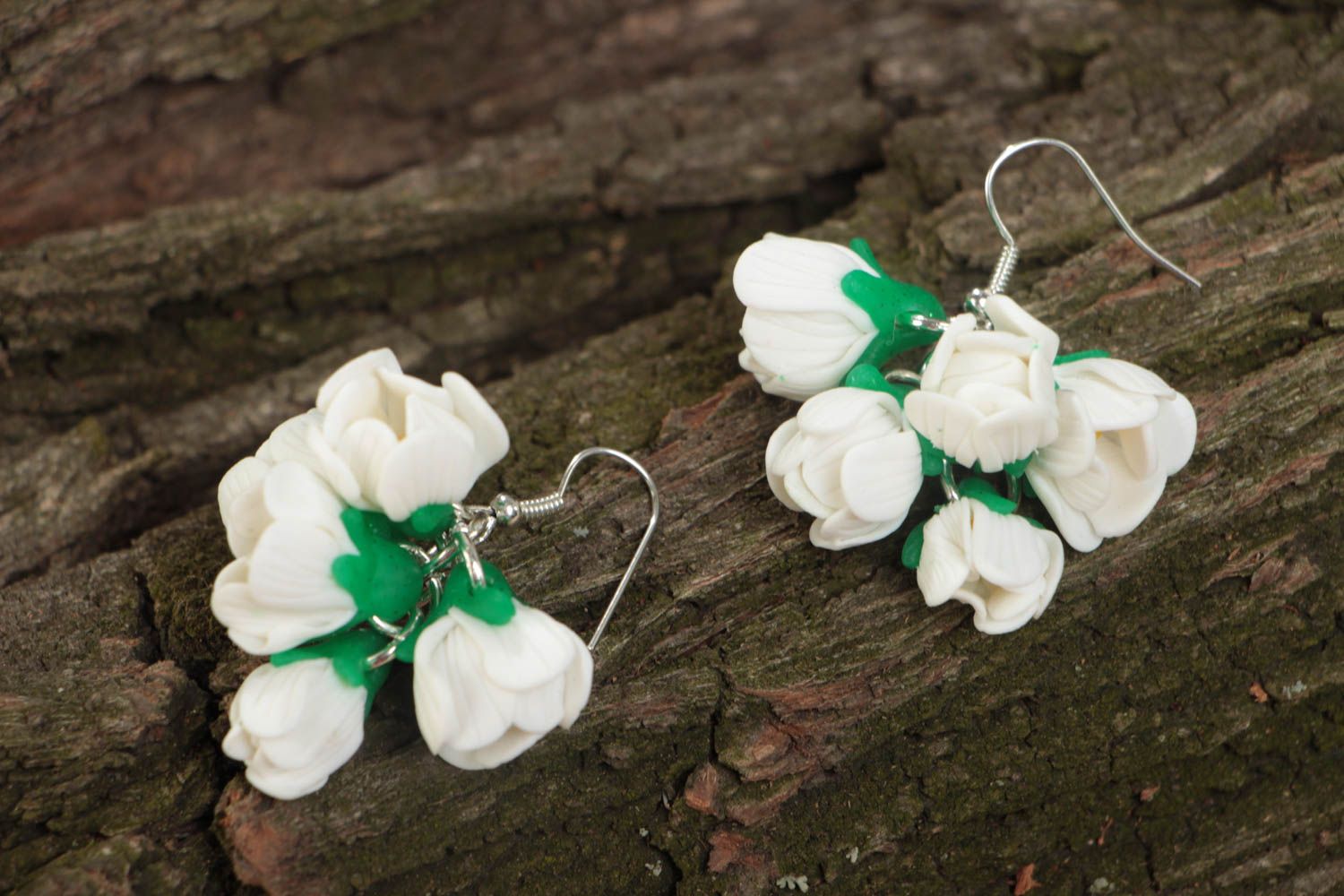 Originelle zarte schöne weiße Ohrringe Blumen aus Polymerton Handarbeit foto 1