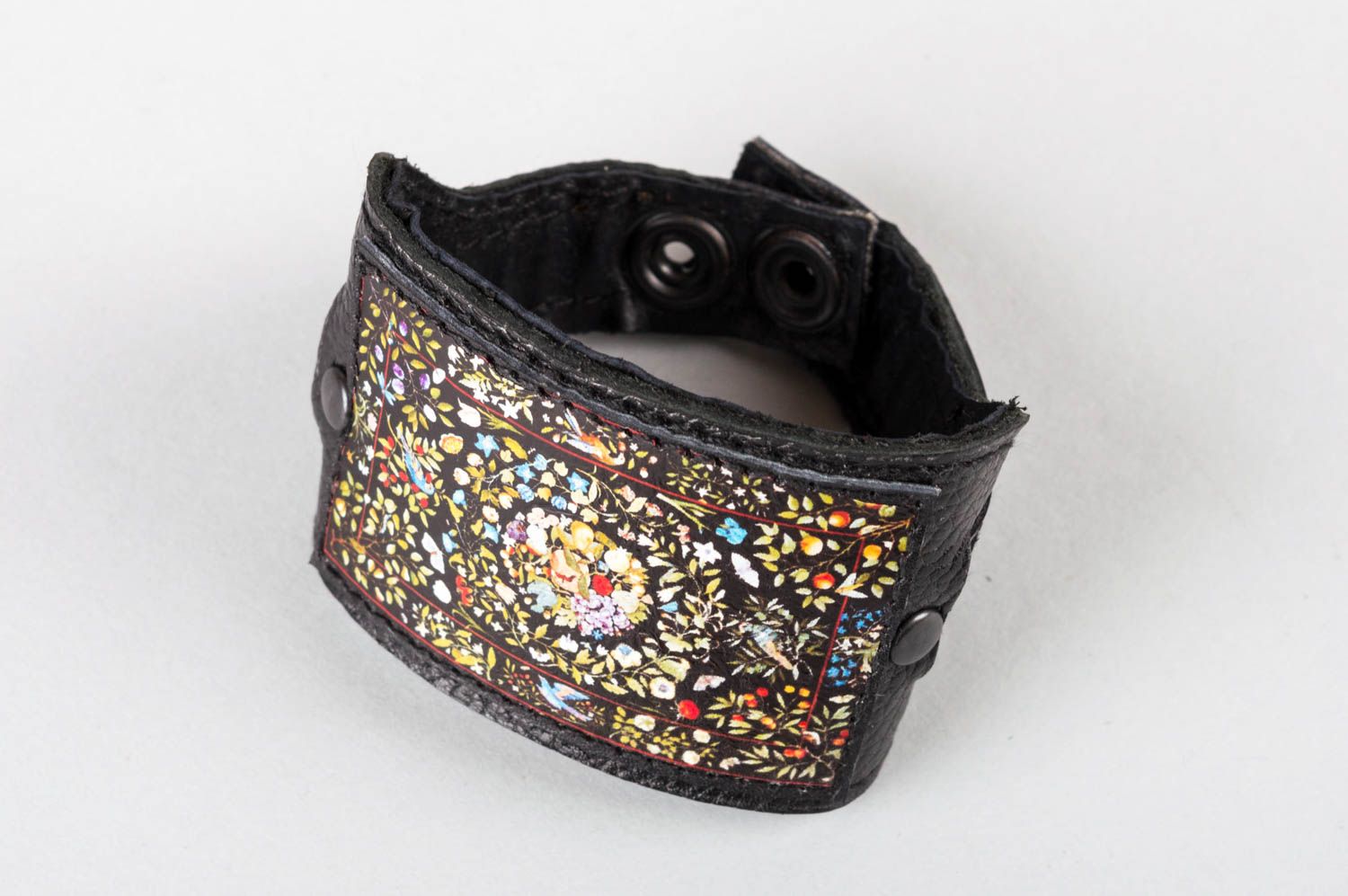 Schwarzes breites Armband aus Leder für Frauen künstlerische Handarbeit foto 5