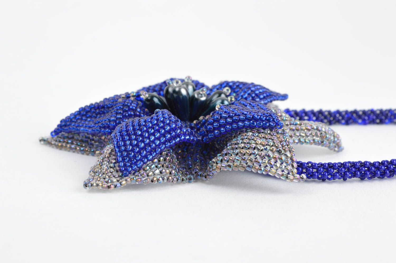 Collier avec fleur Bijou fait main bleu en perles de rocaille Cadeau femme photo 2