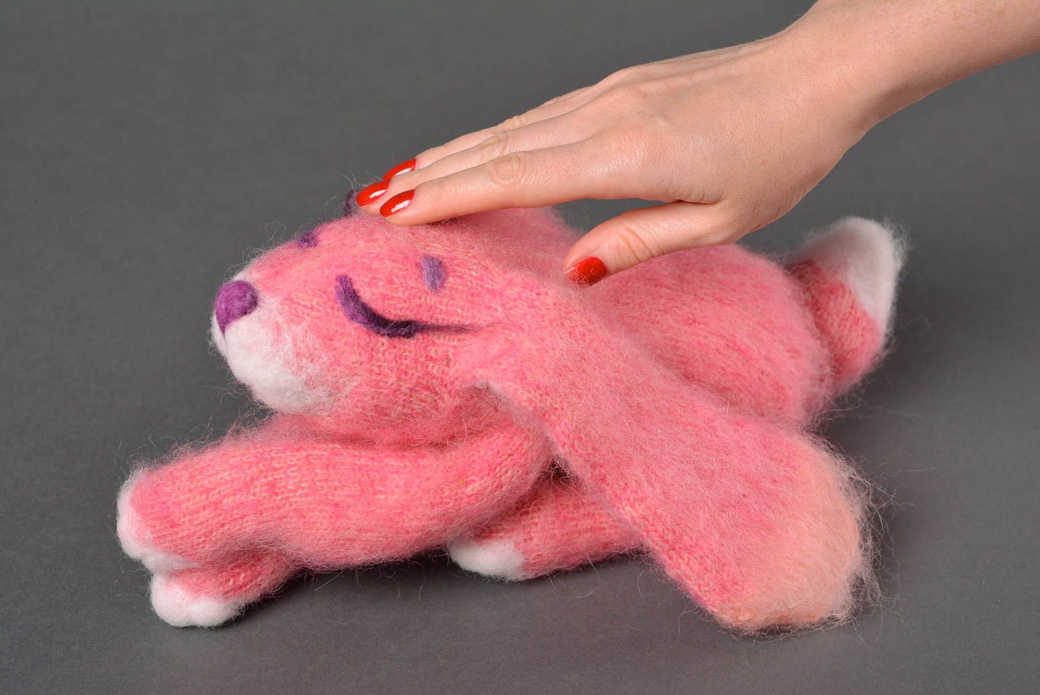 Peluche lapin rose Jouet tricot fait main en laine Cadeau enfant original photo 4