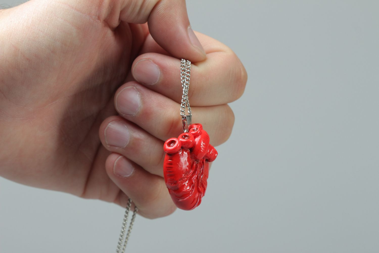 Подвеска из полимерной глины анатомическое сердце  фото 4