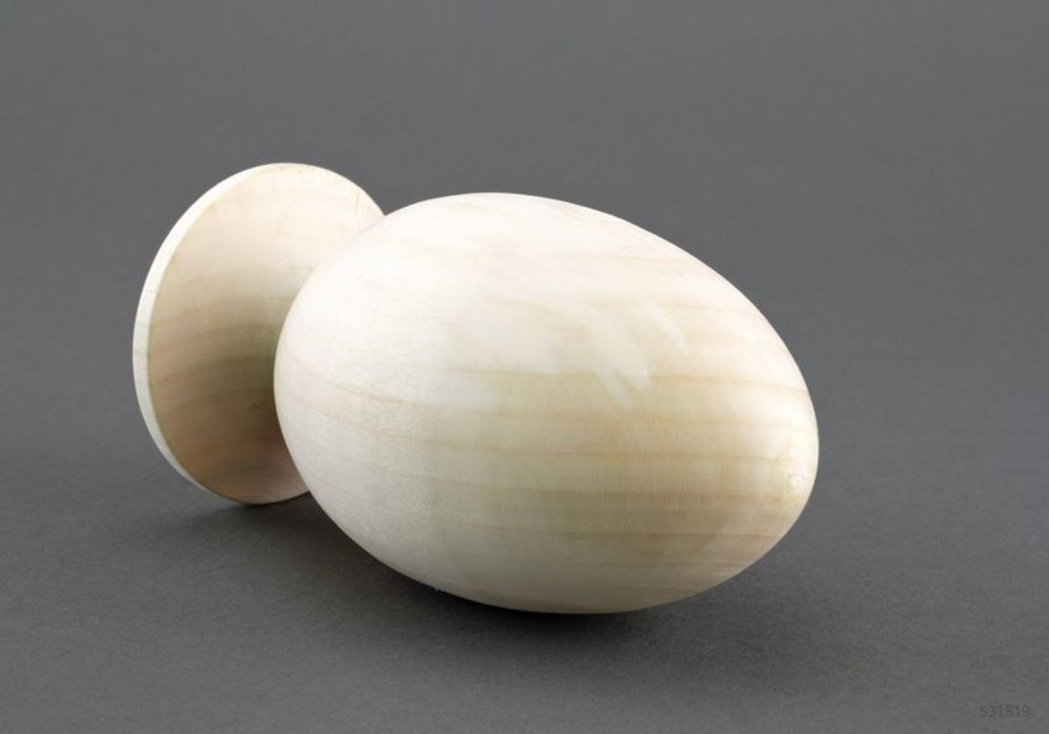 Pieza en blanco de madera en forma de huevo en soporte foto 4