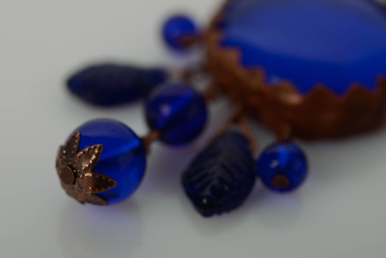 Кулон из стекла и металла медный на атласной ленте синий украшение ручной работы фото 5