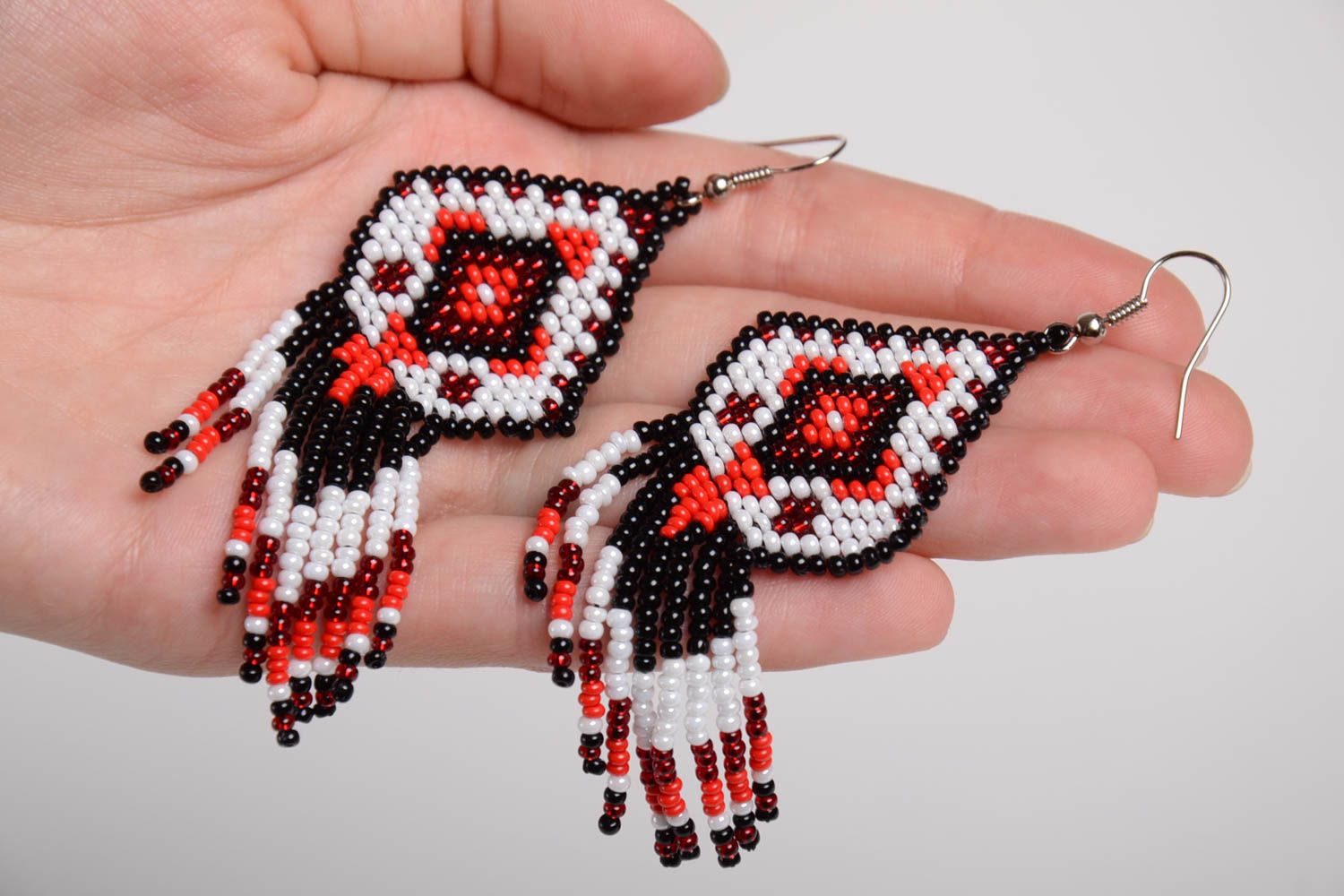 Boucles d'oreilles en perles de rocailles faites main blanc rouge noir ethniques photo 3