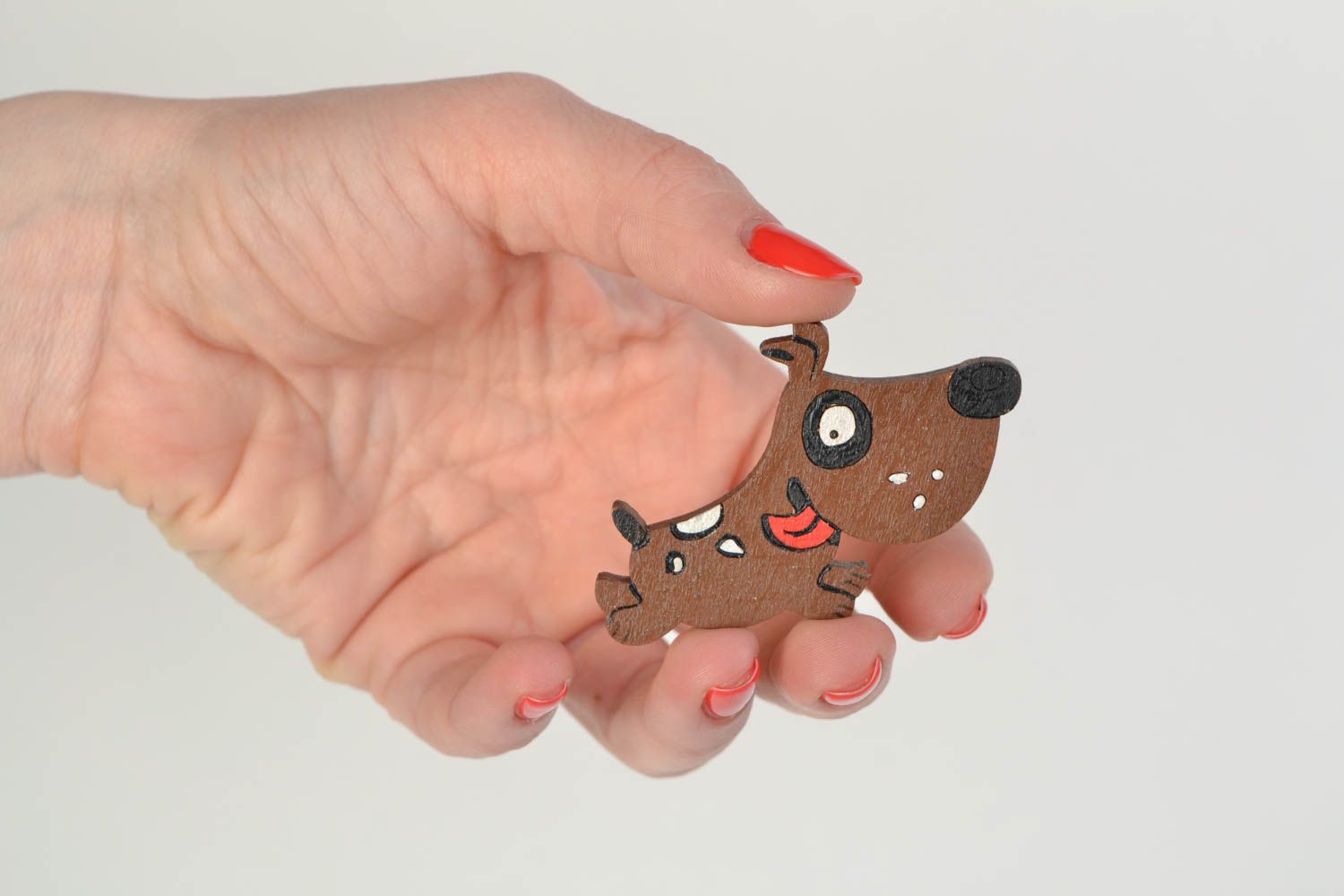 Lustige kleine braune handgemachte Brosche aus Holz mit Bemalung für Kinder Hund foto 2
