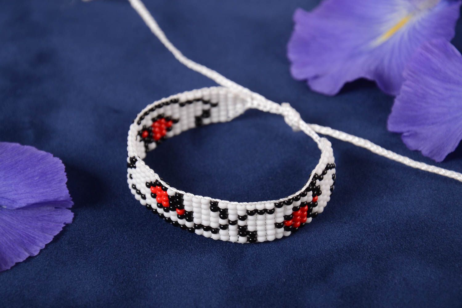 Thin handmade white floral beaded strand bracelet for teen girls photo 1