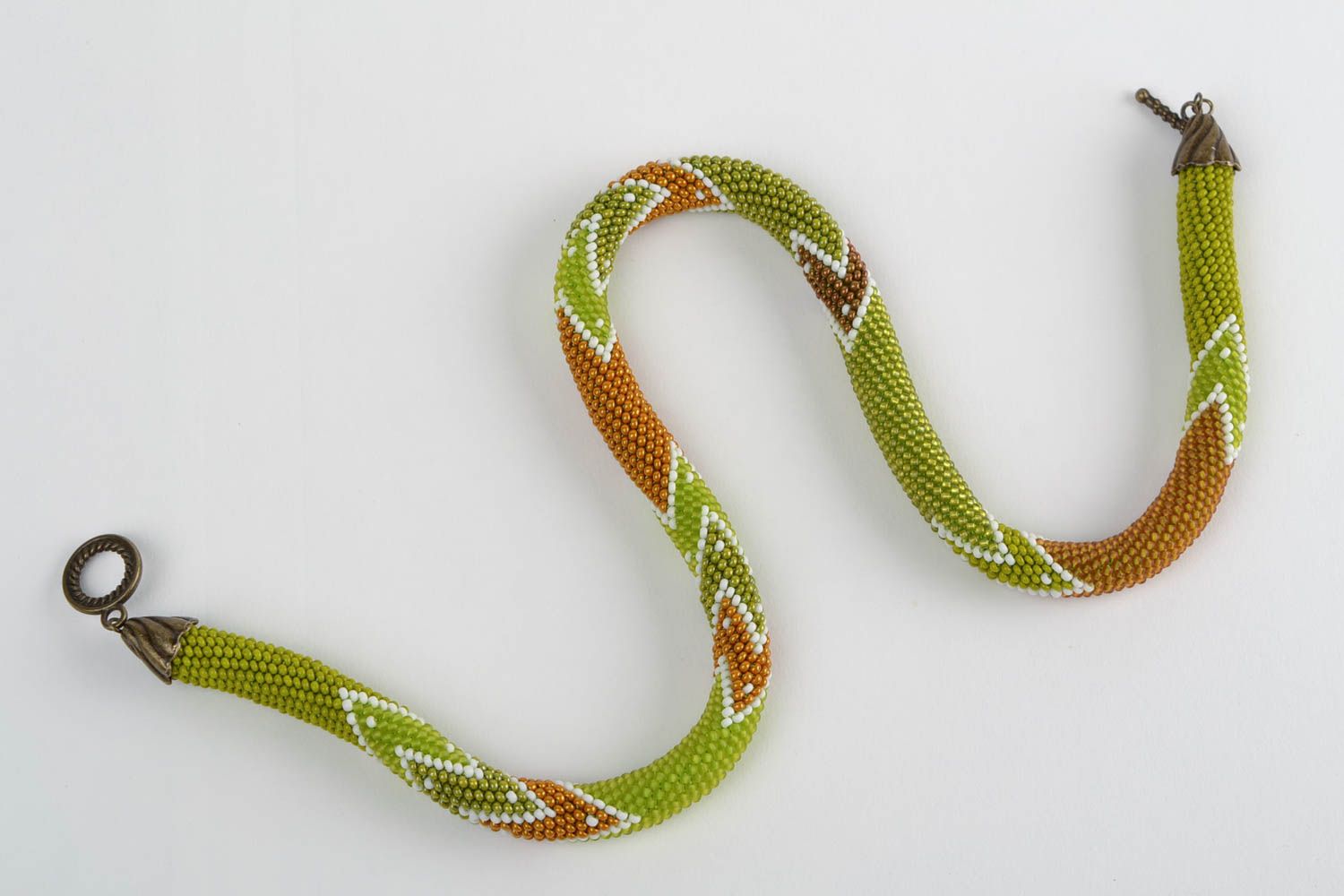 Жгут из бисера зеленый вязаный стильный с зигзагом красивый ручной работы фото 2