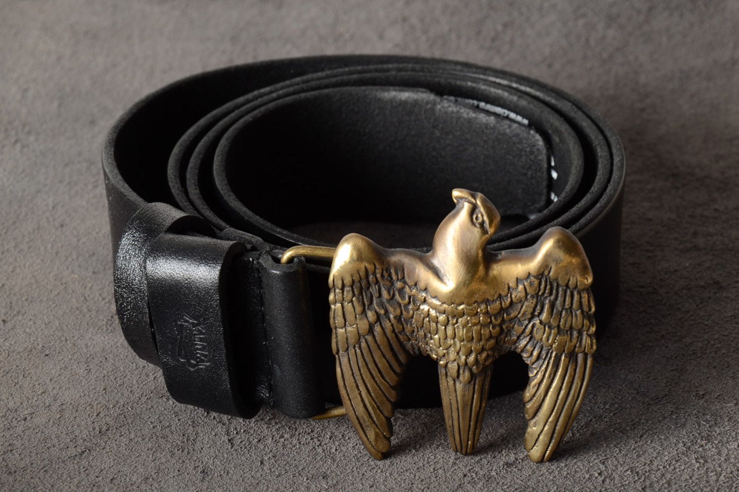 Cinturón de cuero natural negro hecho a mano con hebilla de metal águila foto 2