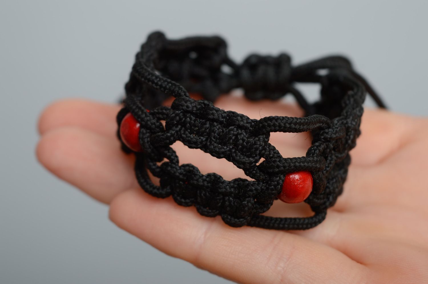 Bracelet en perles de bois et lacet ciré en macramé fait main noir pour femme photo 3