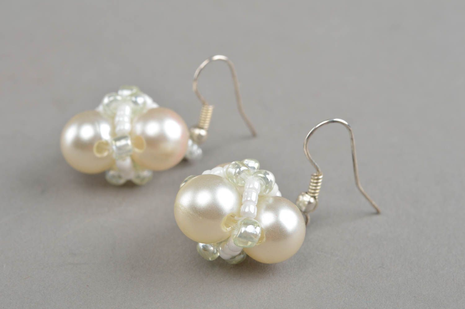 Boucles d'oreilles en fausses perles blanches faites main pendantes originales photo 3
