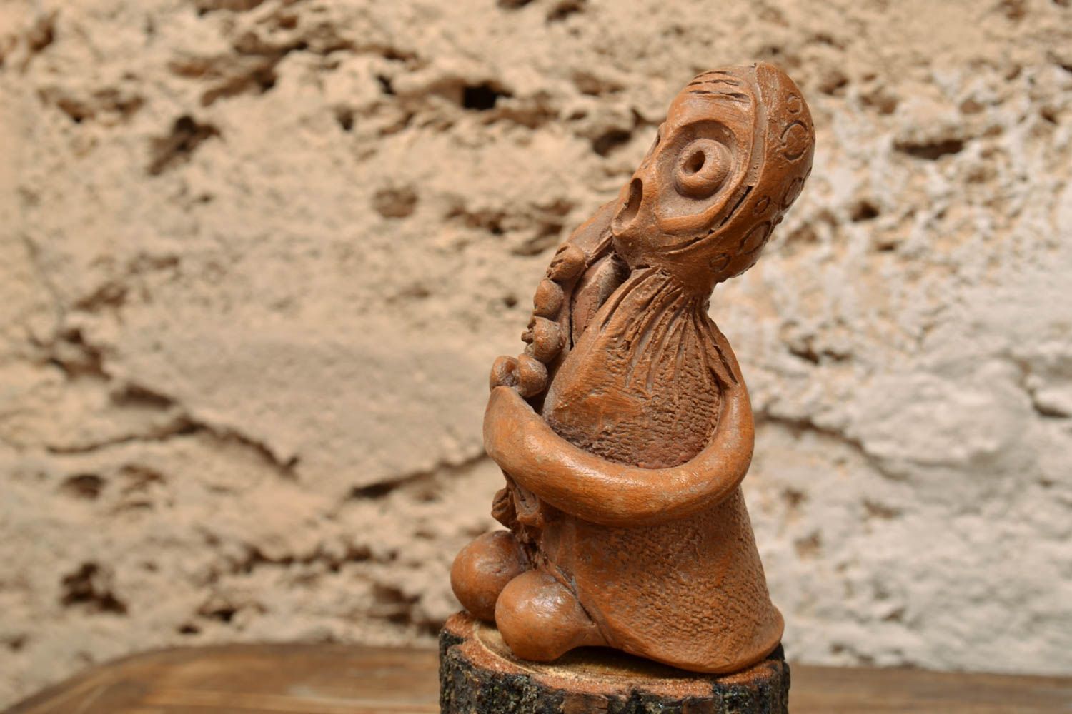 Petite figurine en céramique brune faite main originale femme avec poisson photo 1