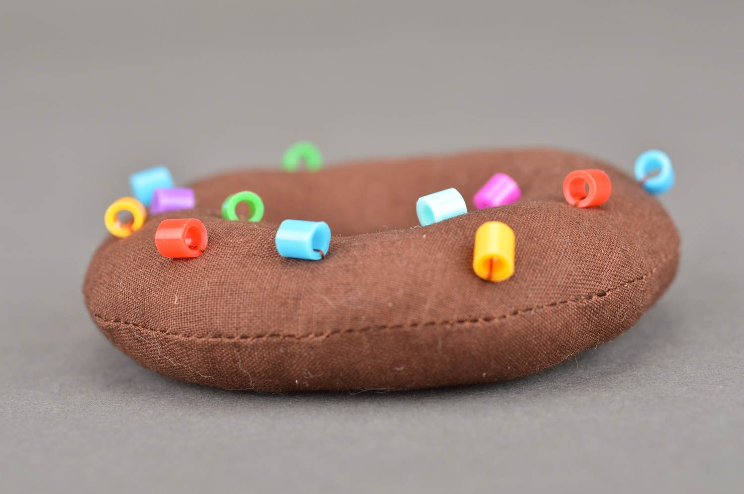 Игрушка ручной работы декоративное пирожное в виде шоколадного пончика хэнд мэйд фото 2